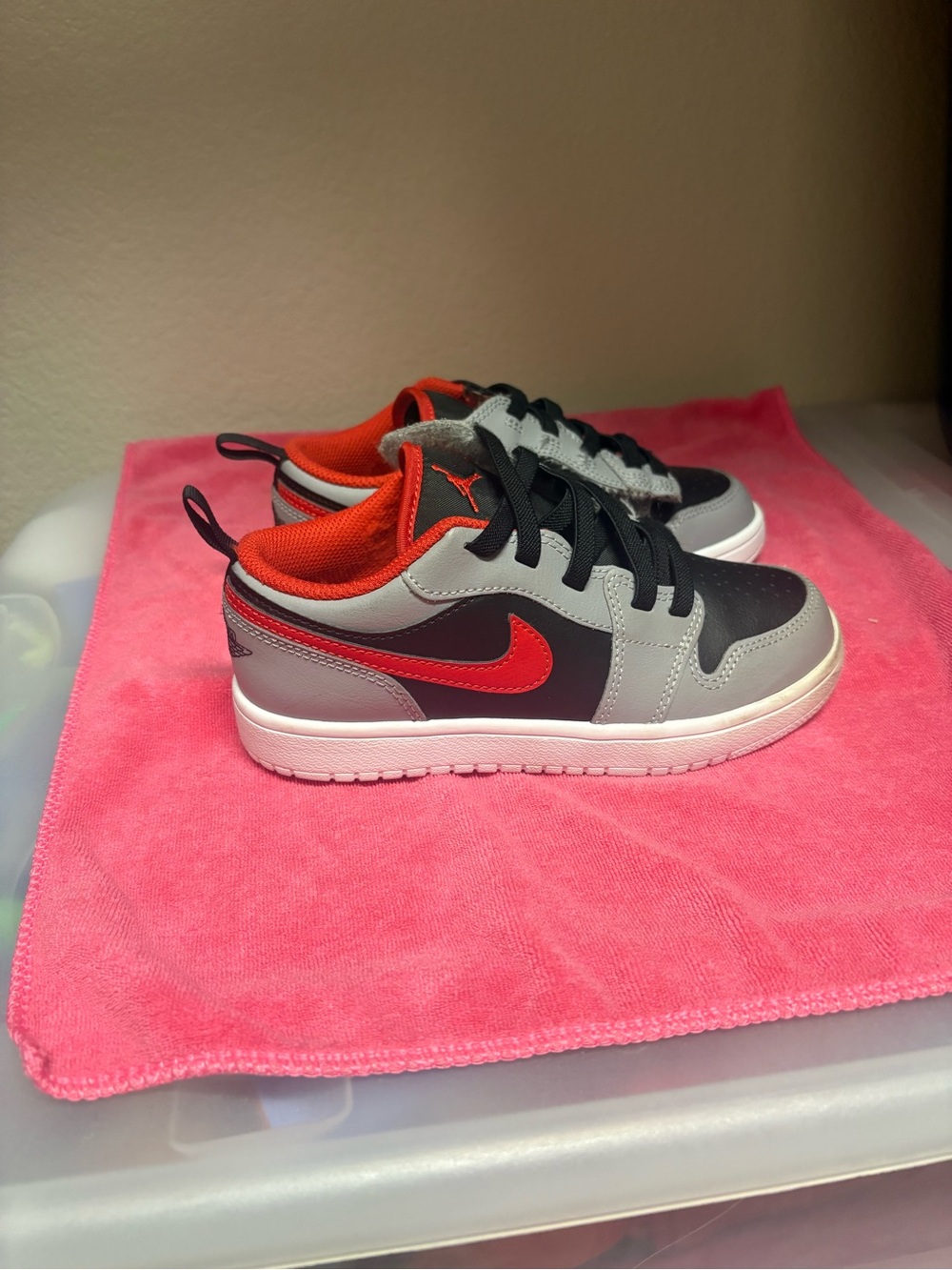 Nike Jordan Kids' Low-Top Sneakers in Black/Gray with Red Swoosh - FlyEase - Picture 5 of 7
